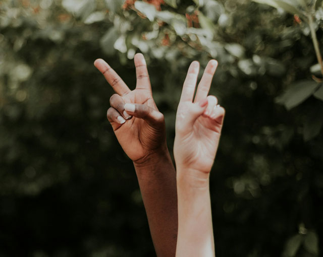 V-shaped fingers, photo by Priscilla Du Preez